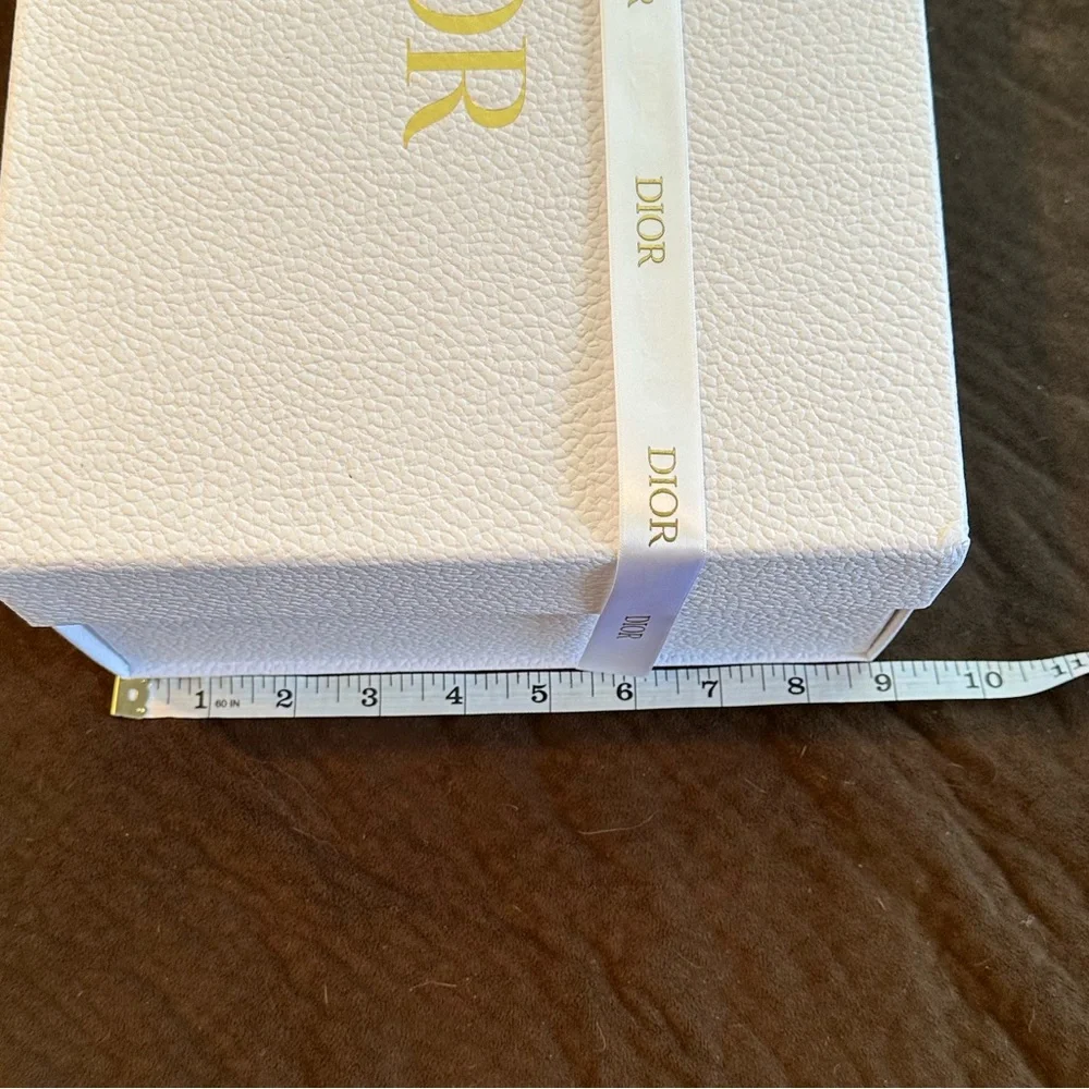White pebble Dior Box with Ribbon - Picture 5 of 6